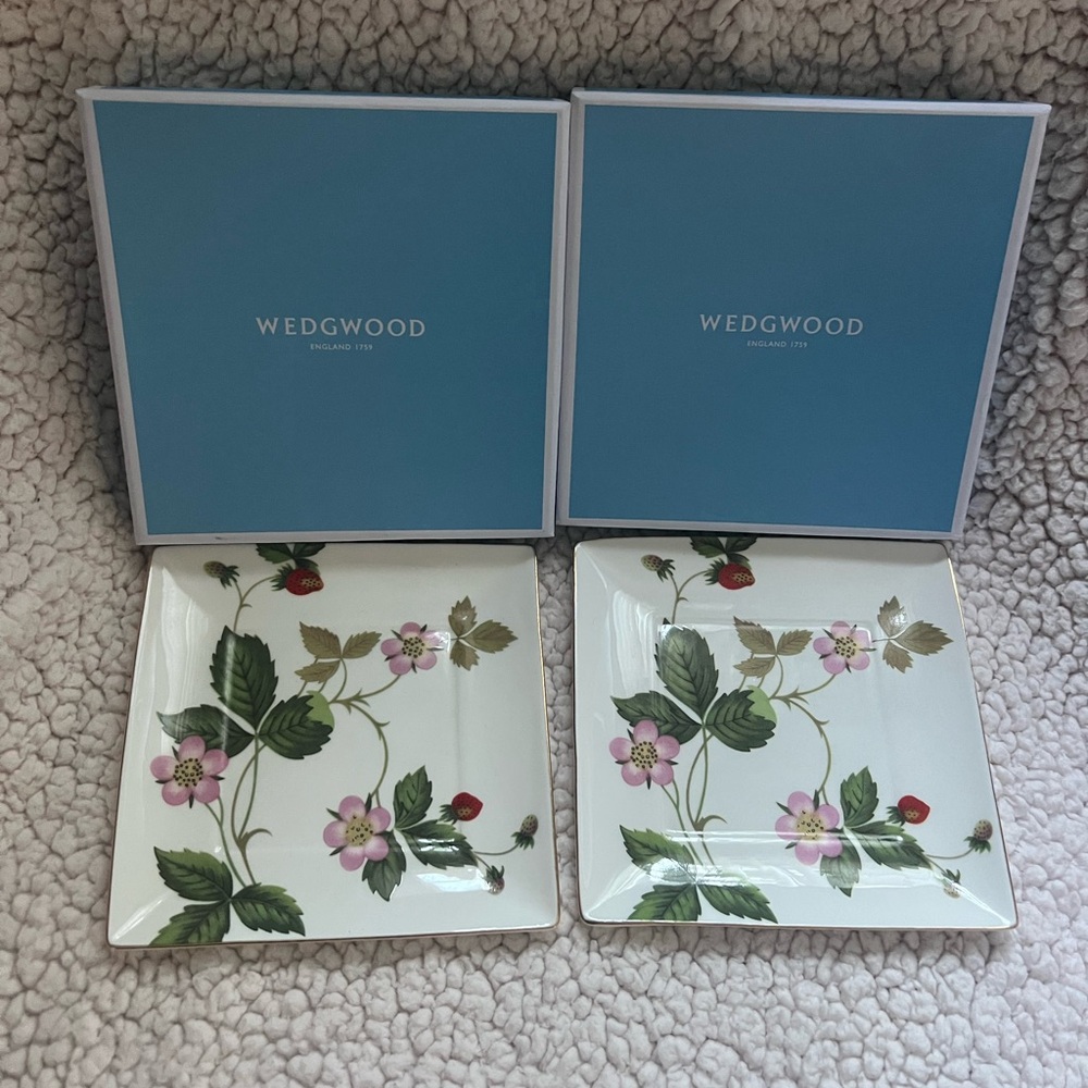 NEW Wedgwood Wild Strawberry Square Tray